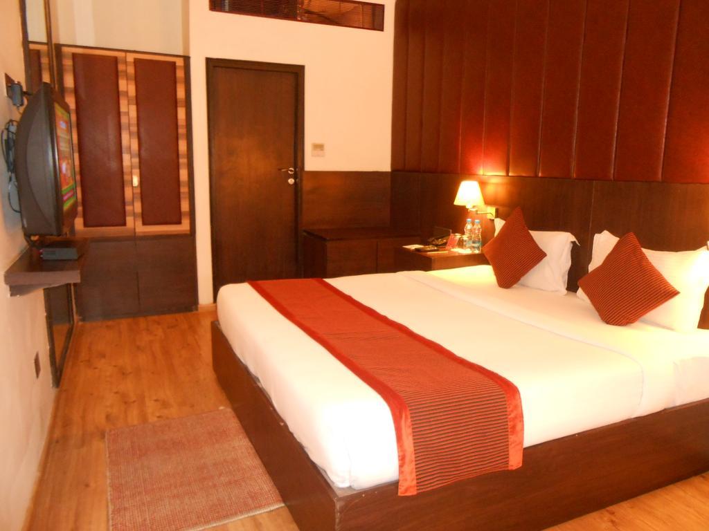 Hotel The Maple Leaf Lucknow